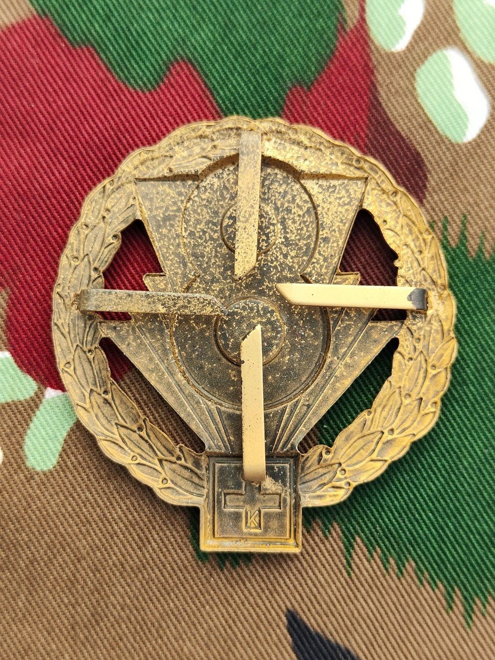 Placchette & Badge: Béretemblem Felddivision 8 Goldkranz, Variante 2 – Usato da Bauma venduto da SwissMilitaria 1