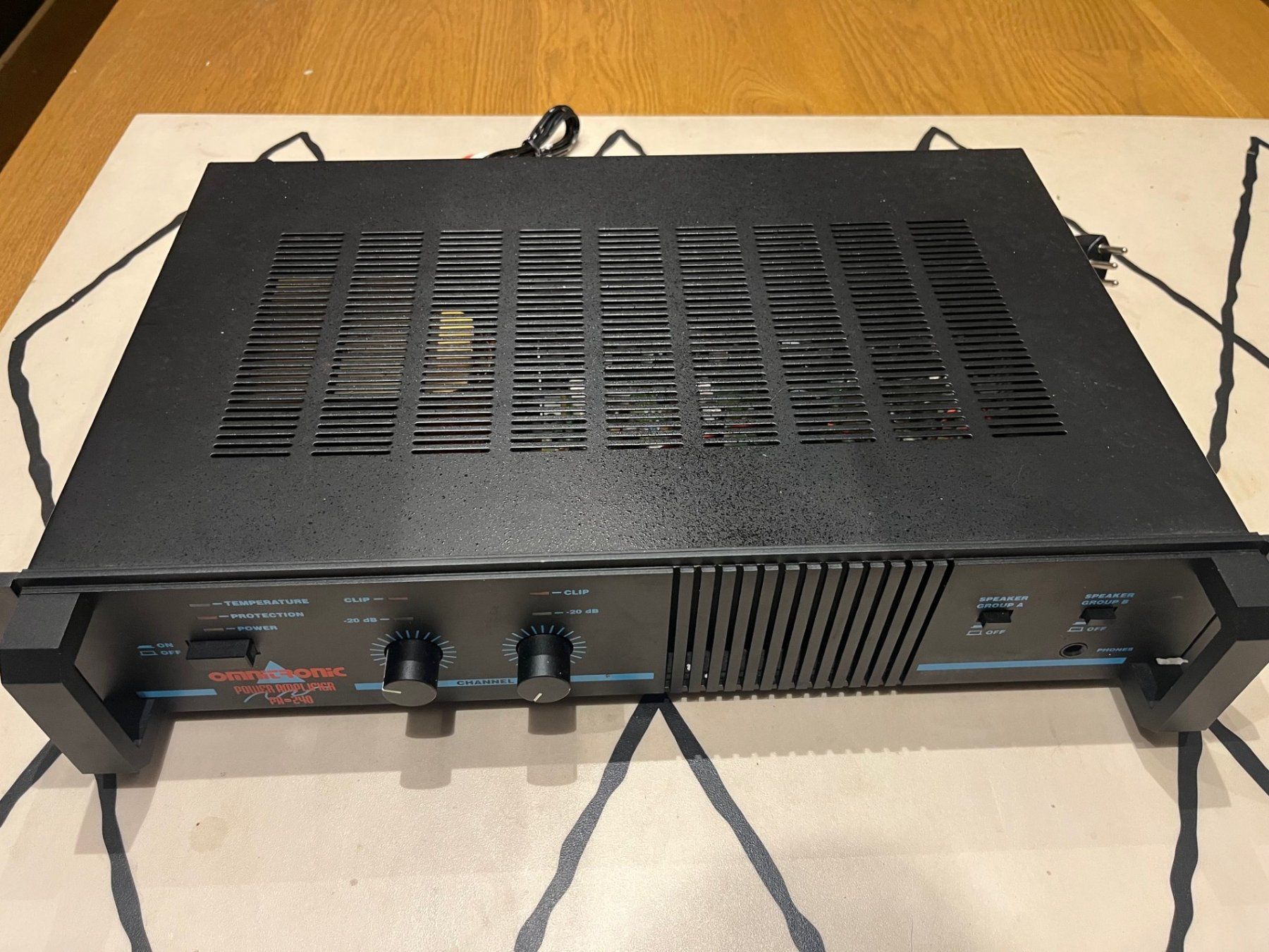 Amplificatori: Omnitronic Power Amplifier PA 240 – Usato da zürich venduto da swisshemingway 2