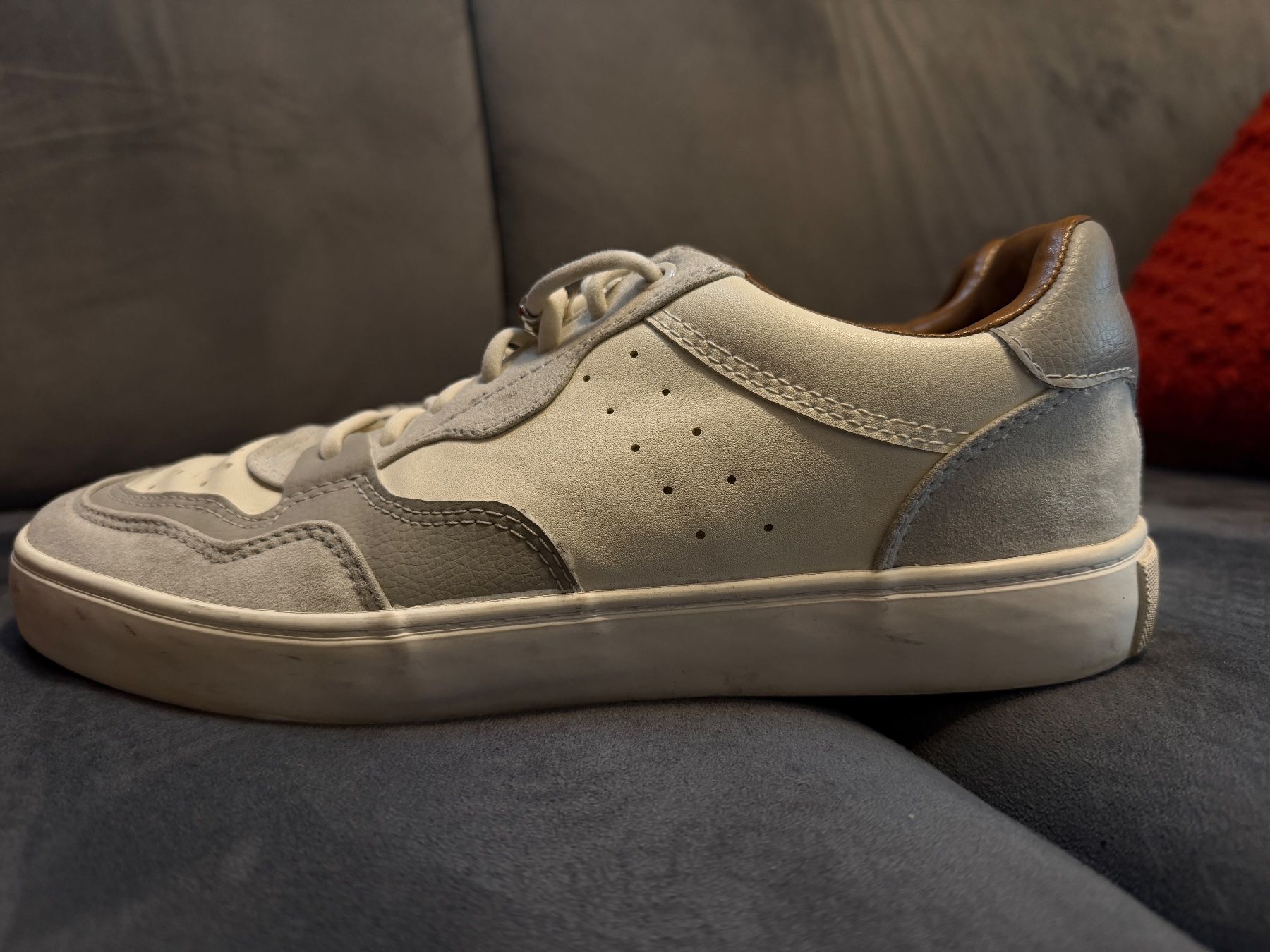 Scarpe da uomo: Herren Sneaker / weiss-grau / Kunstleder Gr. 41 – Usato da Hünenberg venduto da Chico1 1