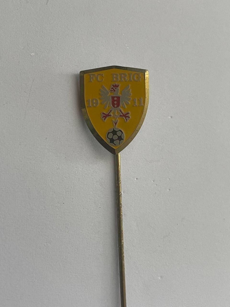 Placchette & Badge: 176. Anstecknadel - FC Brig – Usato da Luzern venduto da Irek 1