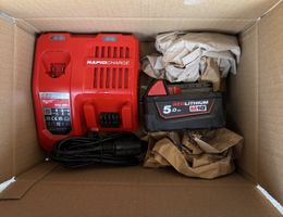 Milwaukee Ladegerät + Akku M18 5.0 Ah Neuwertig!