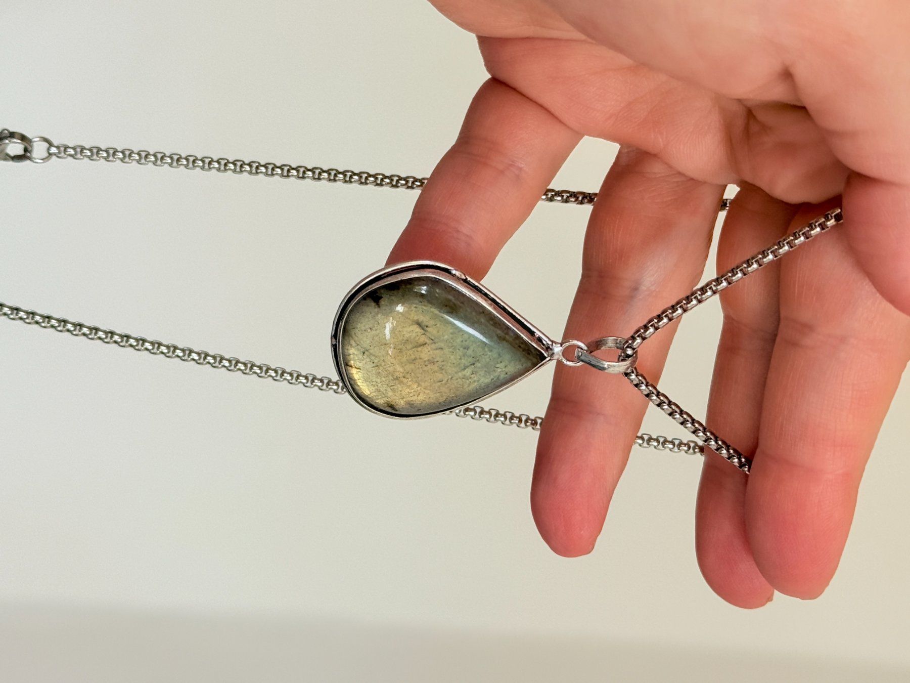 Catenine: Collier avec pendentif labradorite forme goutte argent – Nuovo e nell'imballaggio originale da Genève venduto da AGBERG 2