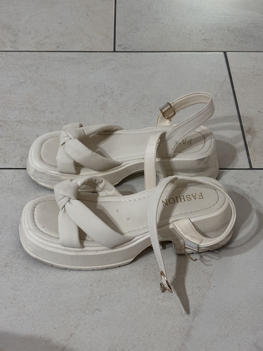 Chaussures femmes: Sandalen weiss Plateau – D'occasion à Hendschiken par besusu 1