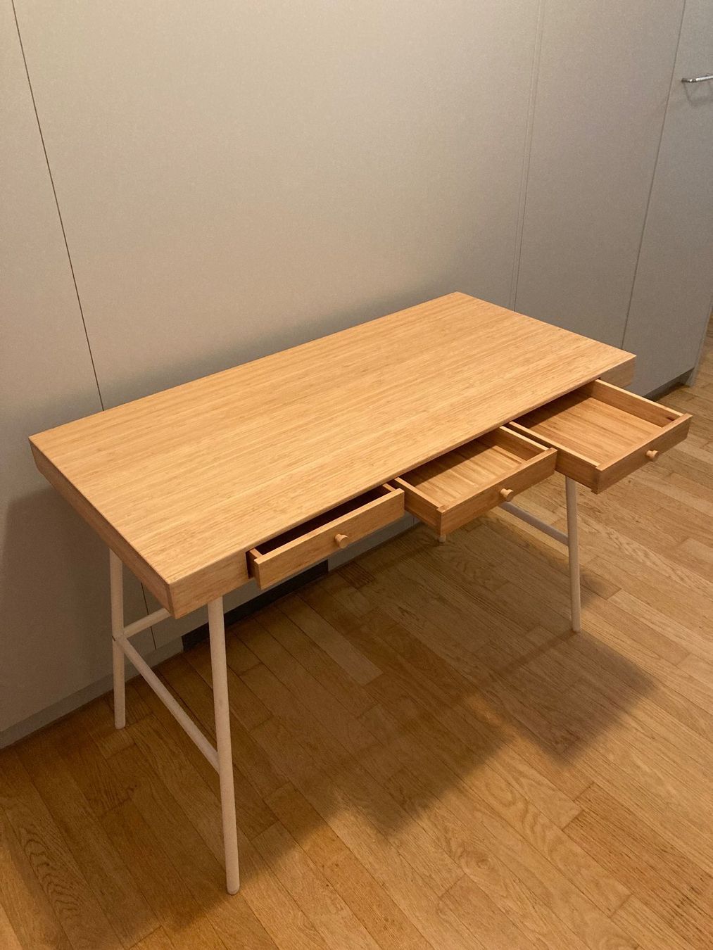 Ikea Scrivanie: Schreibtisch Lillasen – Usato da Zürich venduto da ben_5t7t