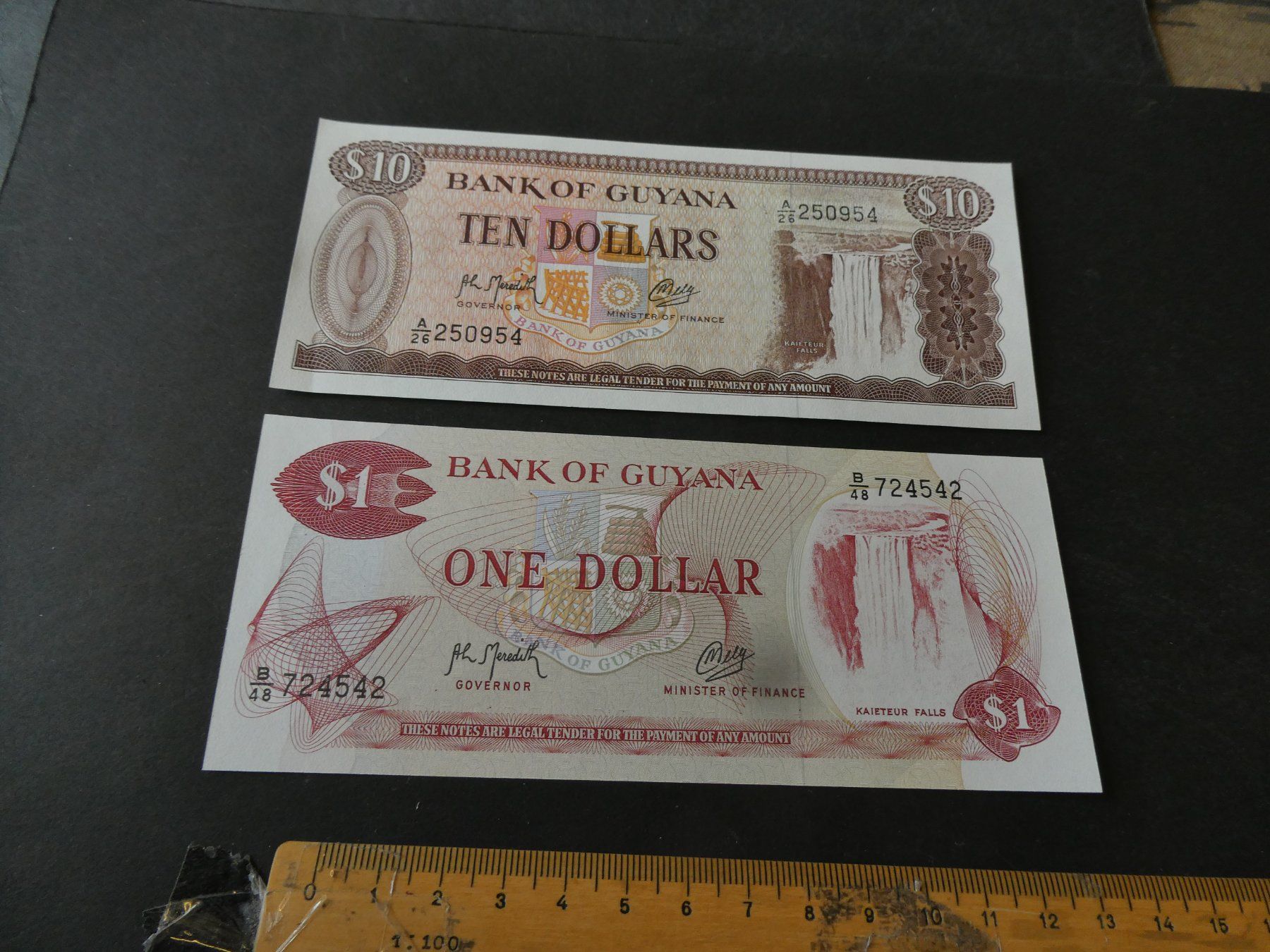 Banknoten: Guyana, 2 alte Geldscheine – Gebraucht aus Hinterforst von Rohusri