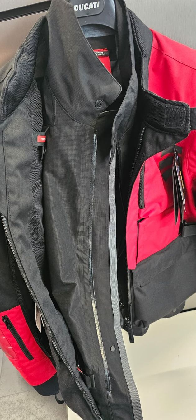 Ducati Giacche: Ducati Explorer schwarz-rot Herren – Nuovo e nell'imballaggio originale da Oberentfelden venduto da ST85 2