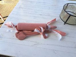 Teigroller und drei Holz Löffeln Deko Farbe Lachs