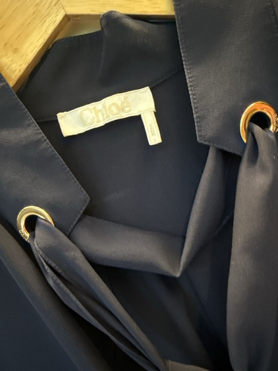 Chloé Chemisiers: Chloé Navy Silk Blouse with bow – Neuf (Voir description) à Bäch SZ par jfog 1