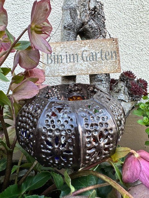 Lanterne: Windlicht aus Metall mit farbigem Blumenmuster – Nuovo (secondo la descrizione) da Therwil venduto da Tigersunne
