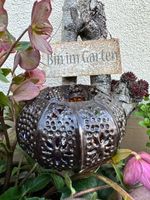 Windlicht aus Metall mit farbigem Blumenmuster