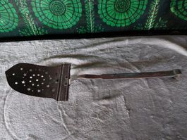 Antike Bratkelle aus Eisen mit Sternmuster
