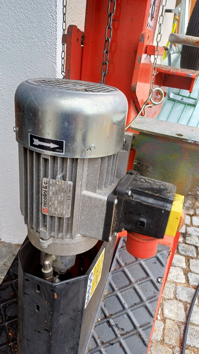 Tutte le macchine: Holzspaltmaschine – Difettoso da Susch venduto da Crapalp 4