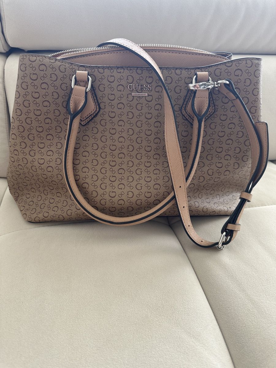 Guess Sacs femmes: Guess  Monogramm Handtasche – D'occasion à Volketswil par elh_79vz 1