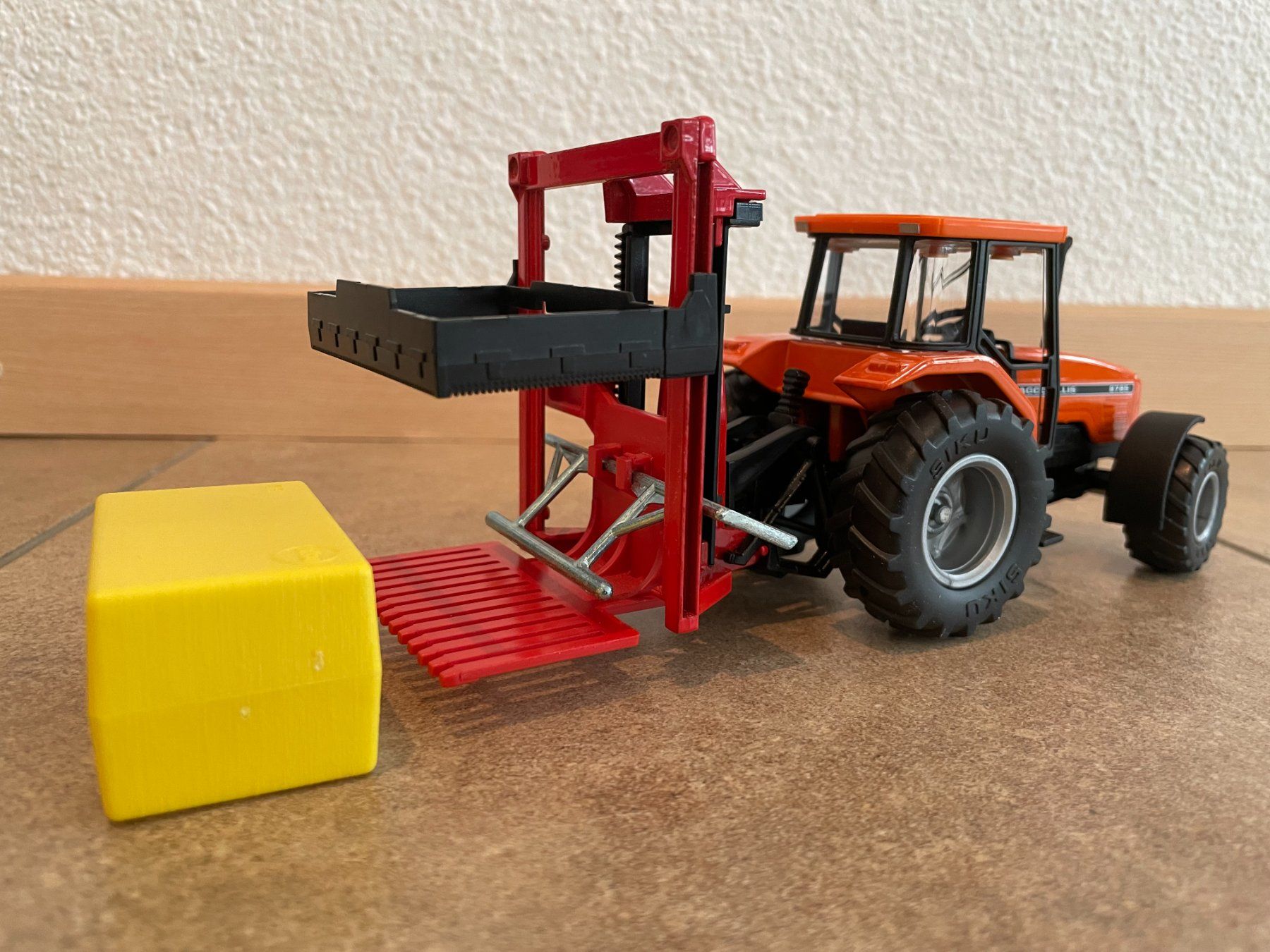 Trattori: SIKU Agco Allis 8785 mit Siloblockschneider – Nuovo e nell'imballaggio originale da Kreuzlingen venduto da Stefan1150 2