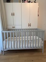 IKEA SUNDVIK Babybett grau 70×140 cm inkl. Matratze & Randsc