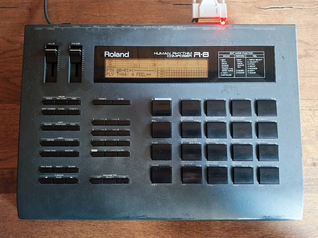 Strumenti musicali: Roland R-8 Drum Machine + Circuitbending Module – Usato da Delémont venduto da PeragineC 1