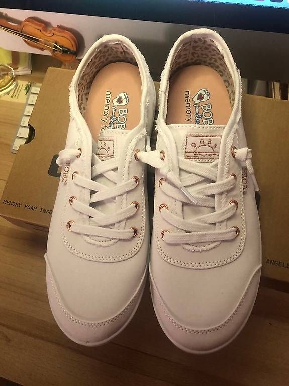 Damenschuhe: sneakers blanches à lacets – Neu und originalverpackt aus Le Vaud von mla_88hm