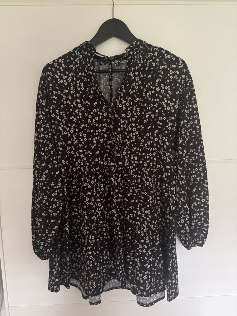 Bershka Vestiti: Damen Sommerkleid Blumenmuster schwarz – Usato da Männedorf venduto da giu_wm6d