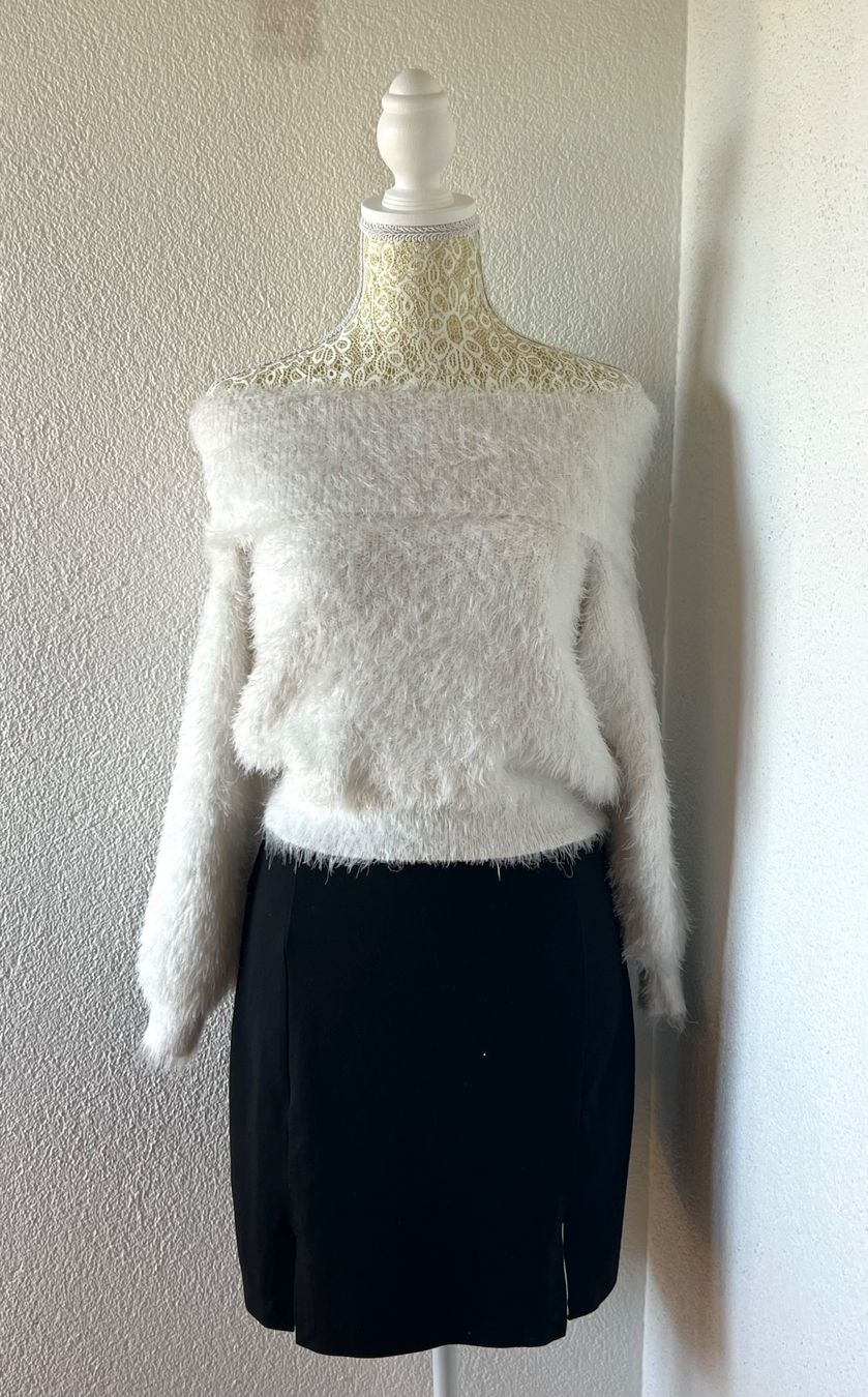H&M Maglioni & Felpe: White fuzzy off shoulder sweater – Usato da Otelfingen venduto da houseofstae