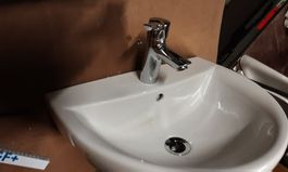 Neues Lavabo mit Mischer, ideal für das Gäste-WC!