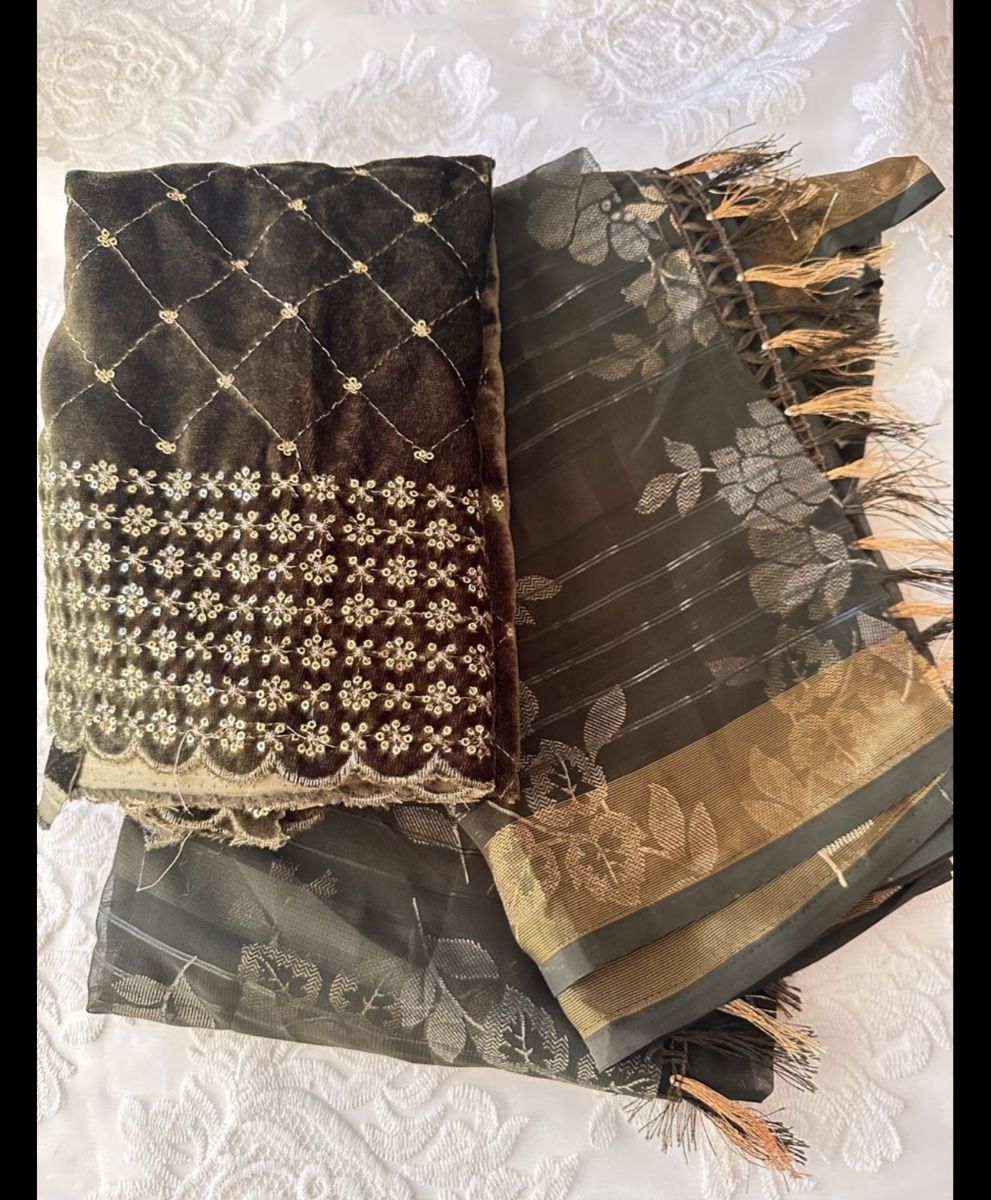 Kleiderpakete: Braunes Samt-Ensemble mit Blumenmuster, festlich, Top! – Neu und originalverpackt aus Bösingen von ash_jnn8