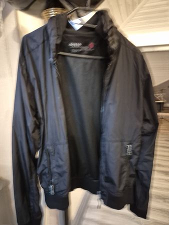 Veste Guess noire taille M en très bon état.