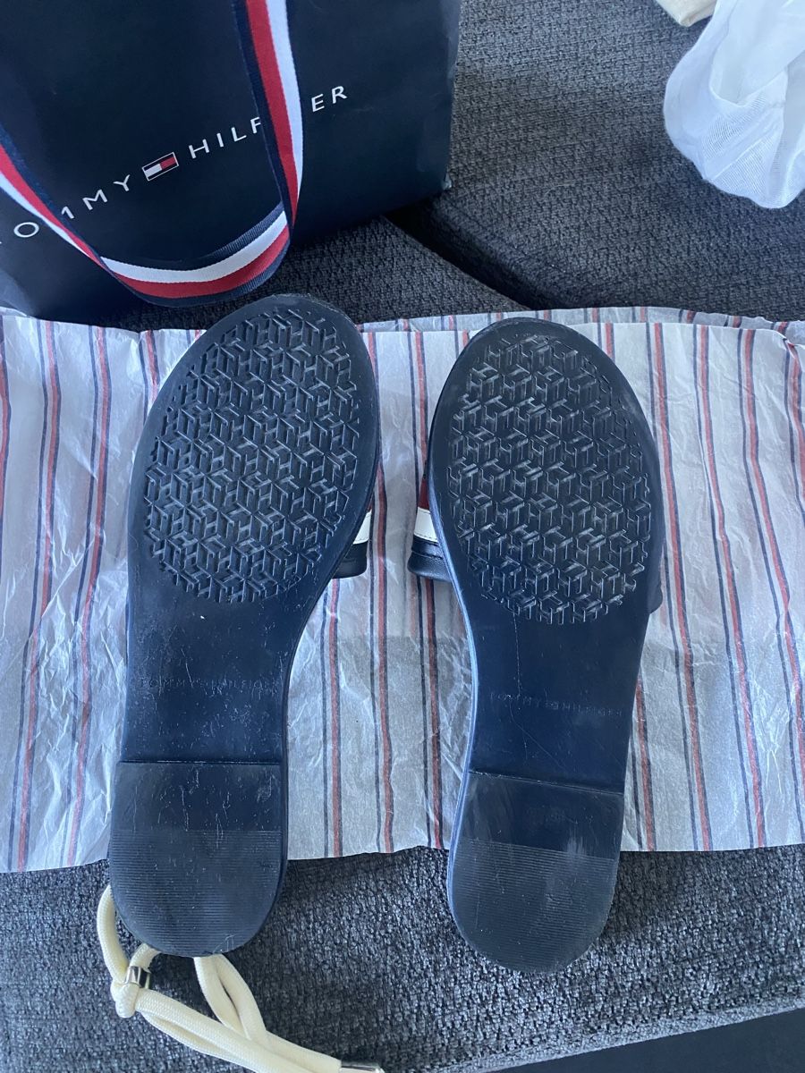 Tommy Hilfiger Scarpe da donna: Tommy Hilfiger flat slip sandals  – Nuovo (secondo la descrizione) da Zug venduto da kse_w9mn 4