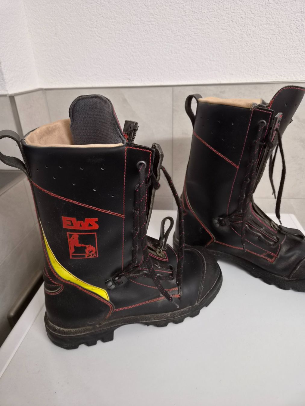 Scarpe da uomo: Feuerwehrstiefel Gr. 45, gebraucht – Usato da Schwanden i.E. venduto da Cothesama