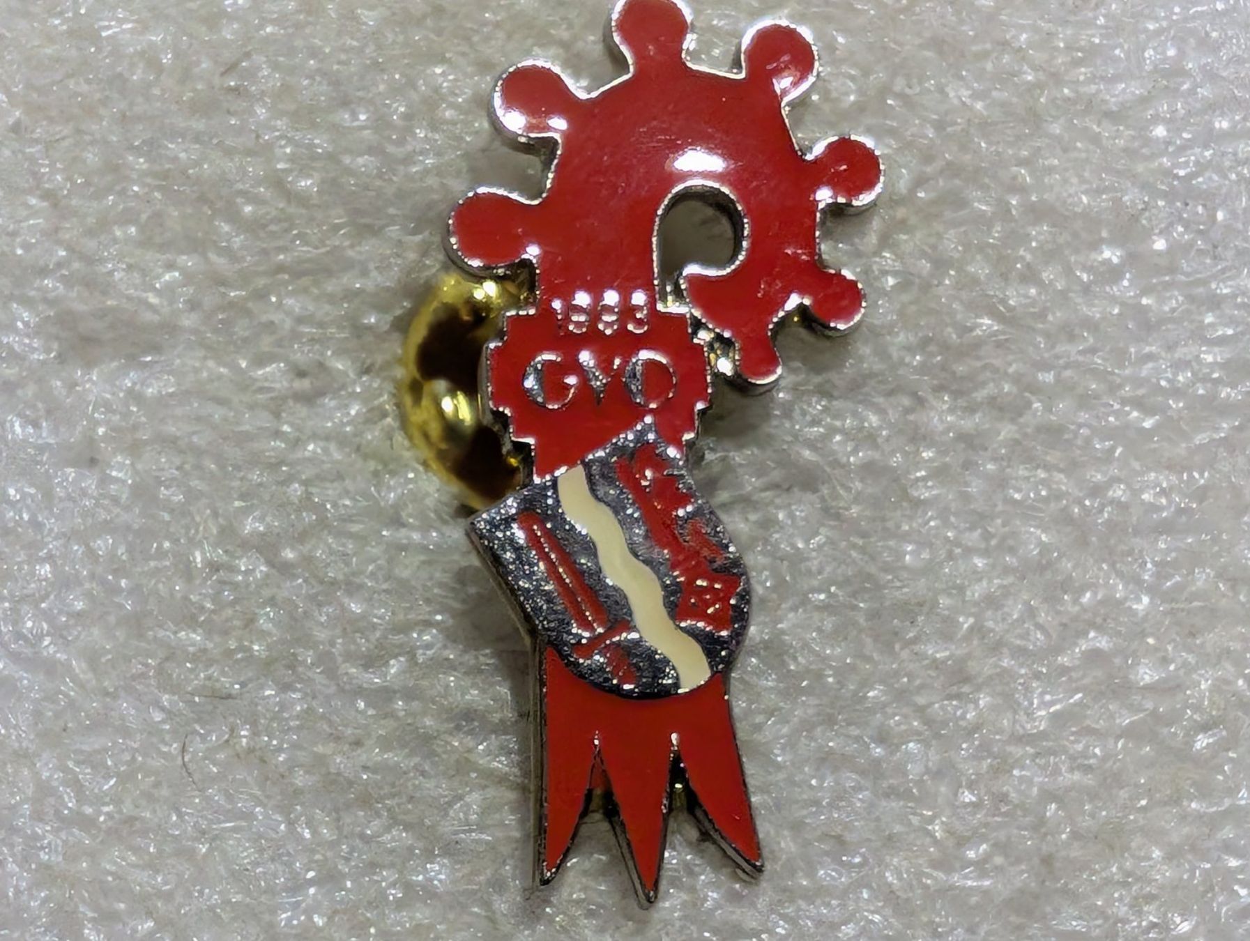 Plaketten & Abzeichen: Ansteckpin 189: GVO – Gebraucht aus Oppligen von Pin-Fall-Shop