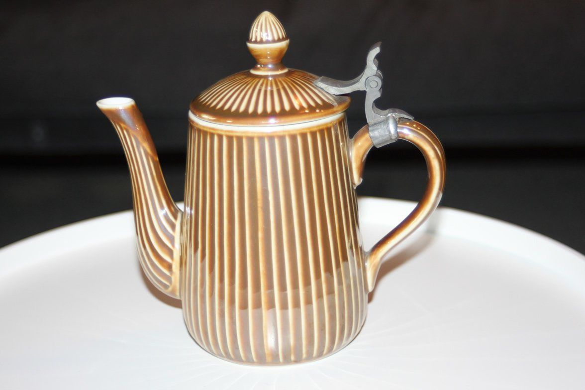 Teekannen: Altes Kaffeekännchen mit Deckelhalter aus Zinn – Gebraucht aus Sumiswald von Lottie22