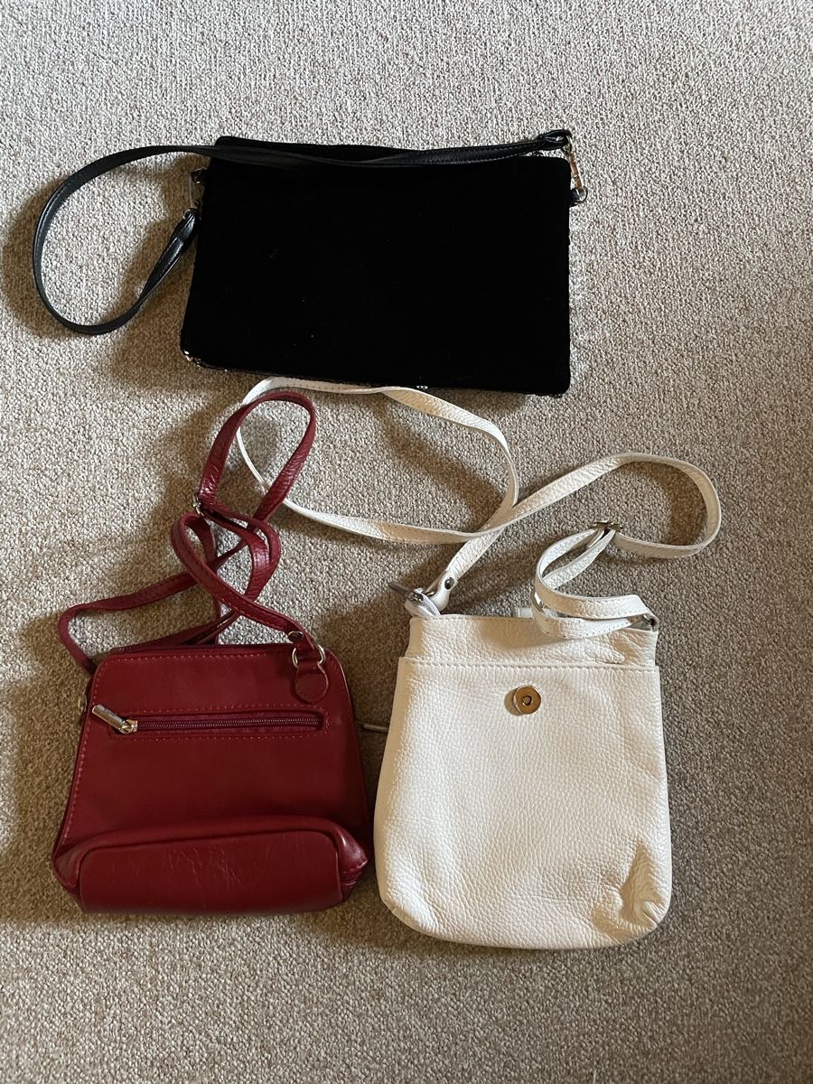 Borse da donna: 3 Handtaschen, klein, Rot, Schwarz, Weiss – Usato da Zugerberg venduto da rob_jl6j 1