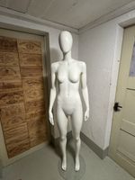 Elegante Damen-Schaufensterpuppe mit Glasfuss 
