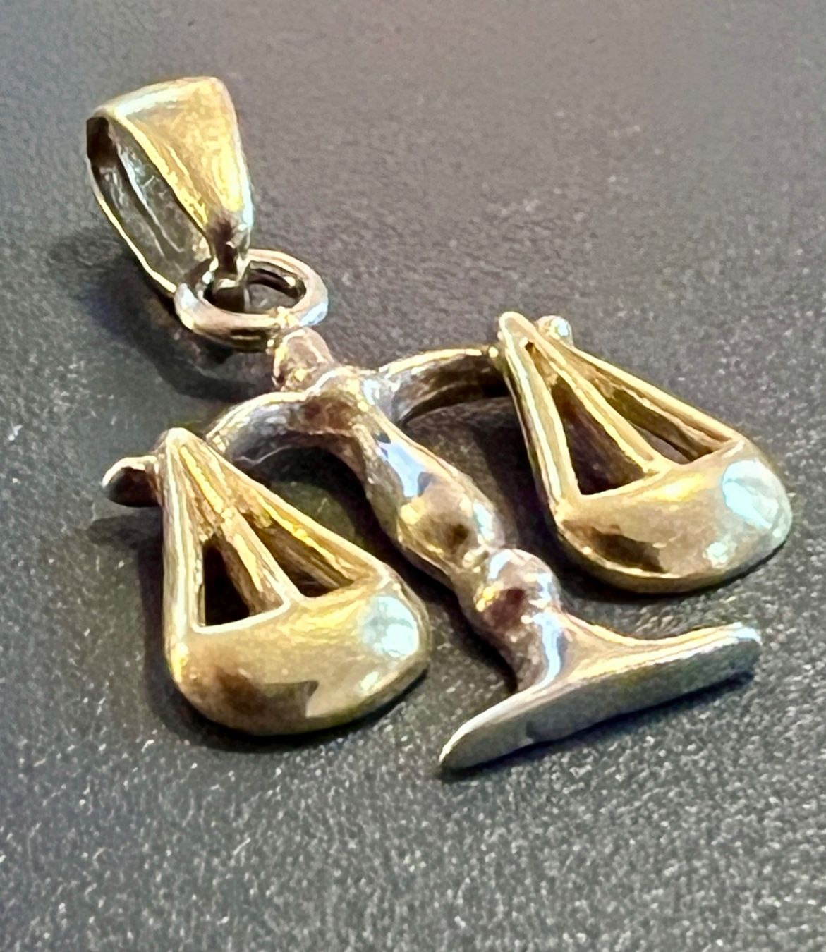 Ciondoli: Gold-Anhänger 18K Waage – Usato da Chur venduto da Penting1935