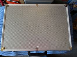 Valise en alu avec compartiments pour train N