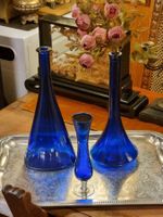 3 tlg. Kobaltglas Vasen & Glas mit gedrehtem Fuß