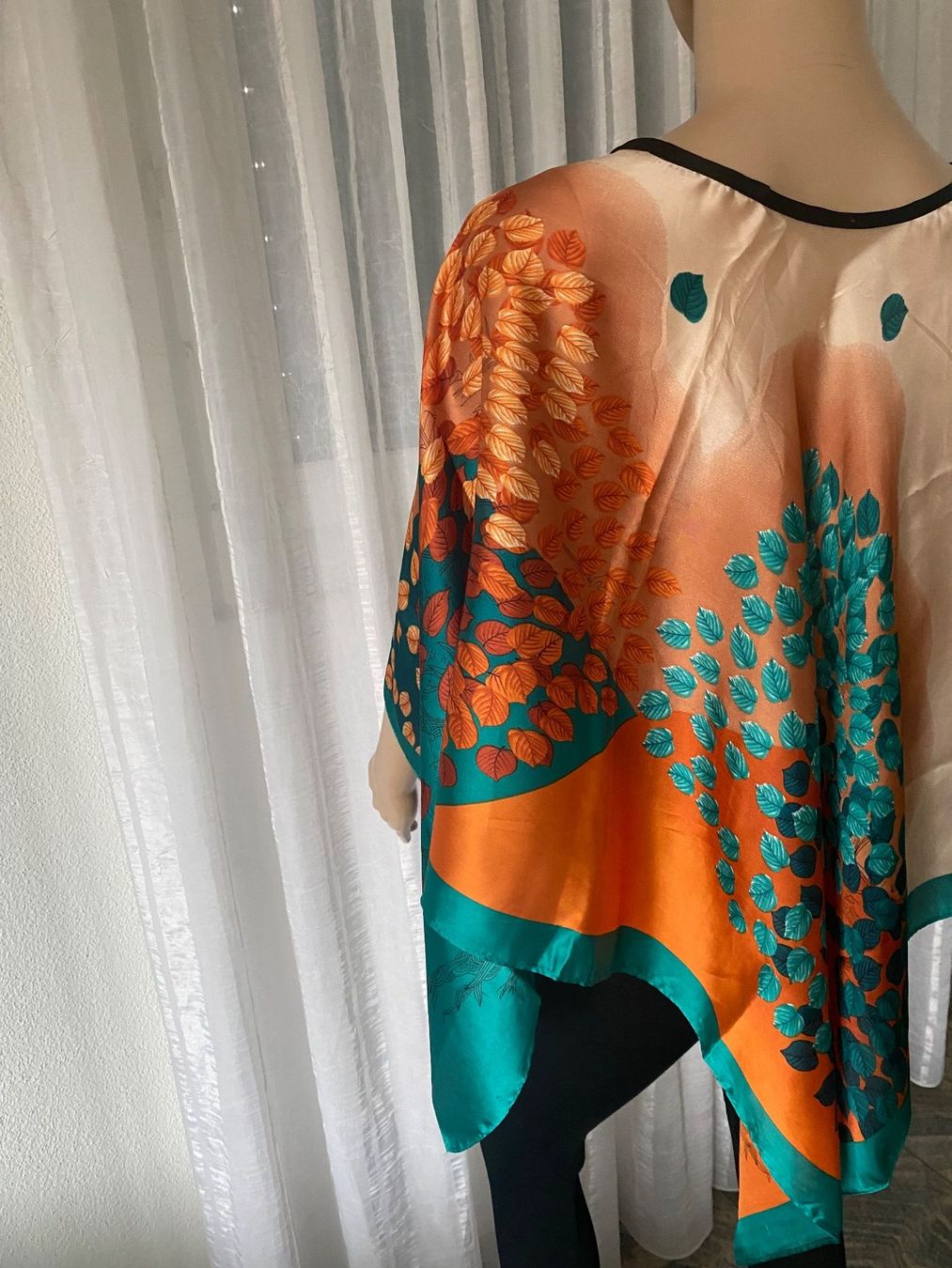 Camicette: edler/stylischer Blusen-Poncho,Silk-Feeling,1 Size – Nuovo e nell'imballaggio originale da Winkel venduto da ferrari2022 1