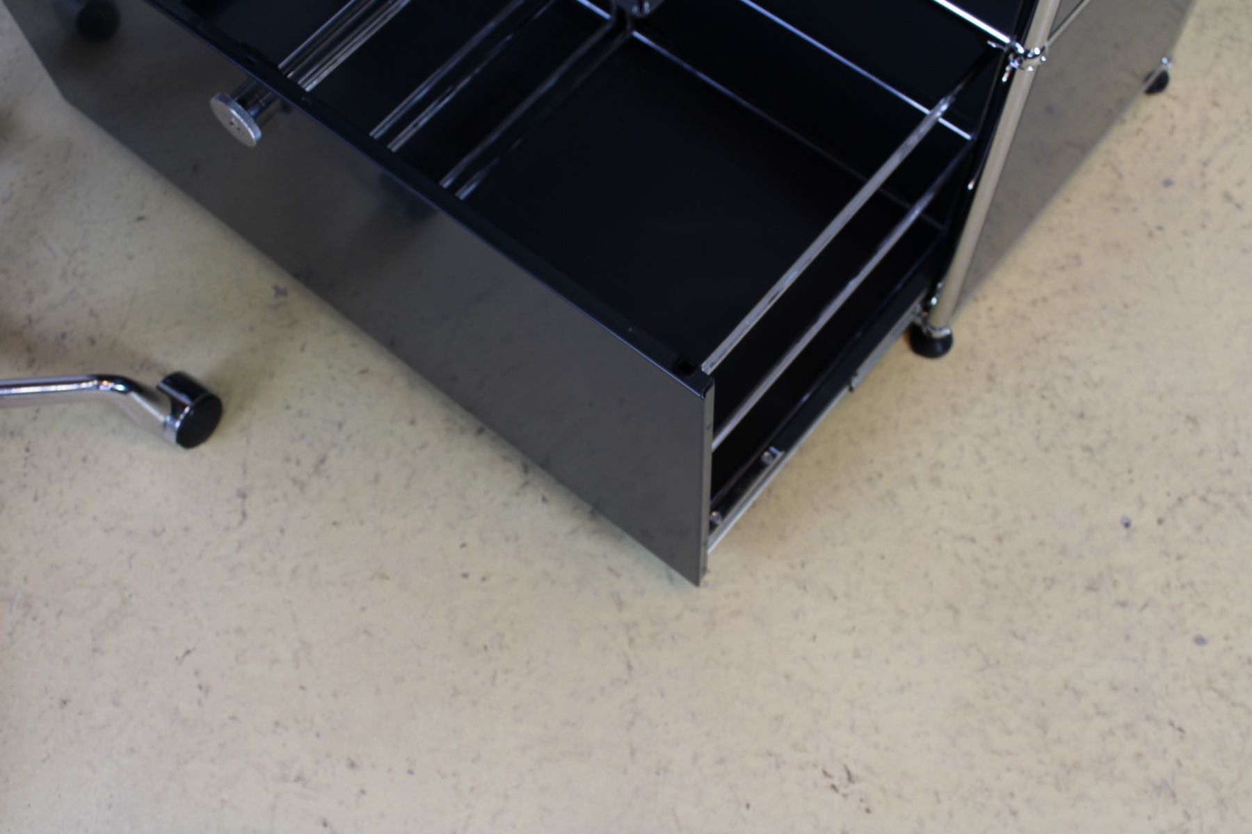 USM Kommoden: USM Highboard und Schreibtisch in Anthrazitgrau – Gebraucht aus Meinisberg von atelier_TILIJA 3