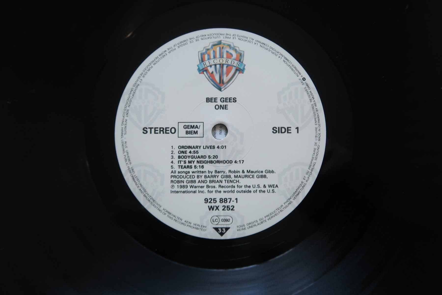 Dischi in vinile: BEE GEES - ONE - mit ORDINARY LIVES - VINYL LP – Usato da Basel venduto da Patiscat 2