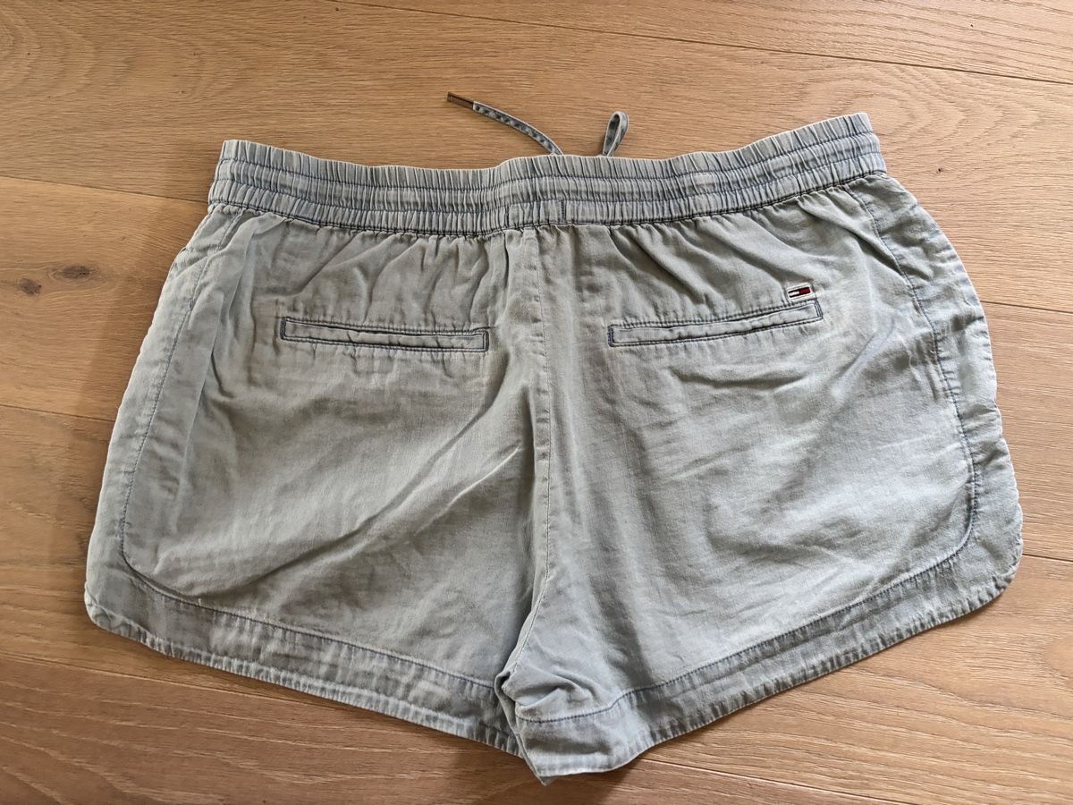 Tommy Hilfiger Pantaloni: Tommy Jeans Shorts Damen Grösse L Hellblau – Usato da Andelfingen venduto da Niki214 1