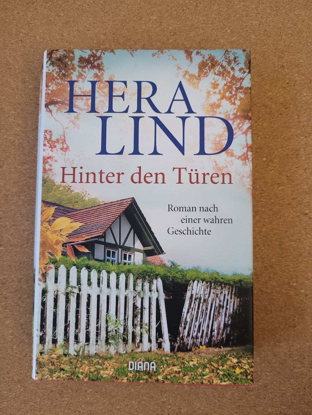 Libri: Hera Lind: Hinter den Türen, Roman – Usato da Perlen venduto da Safari_23