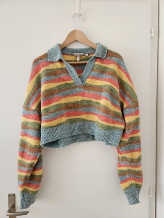 Gestreifter Pullover mit Kragen