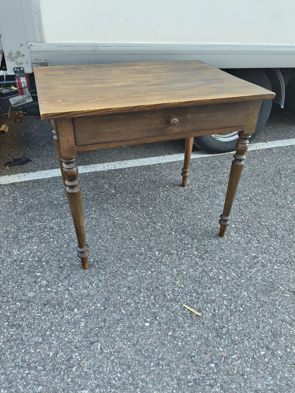 Tables: Tisch klein mit  Schublade – D'occasion à Zwingen par inf_2blh