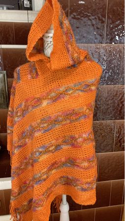 Orange Poncho mit Kapuze und Fransen🪶Gr.S/M
