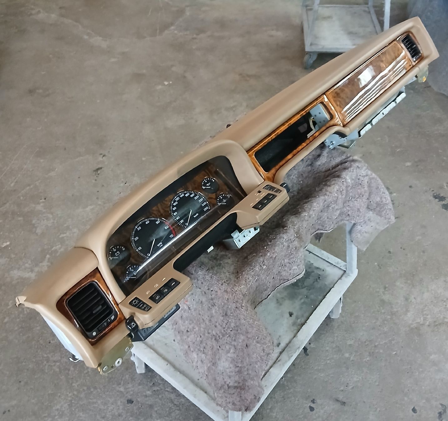 Daimler Toutes les pièces auto: Tableau de bord Daimler Six 4.0 1994-2002 – D'occasion à la heutte par Auto-stock