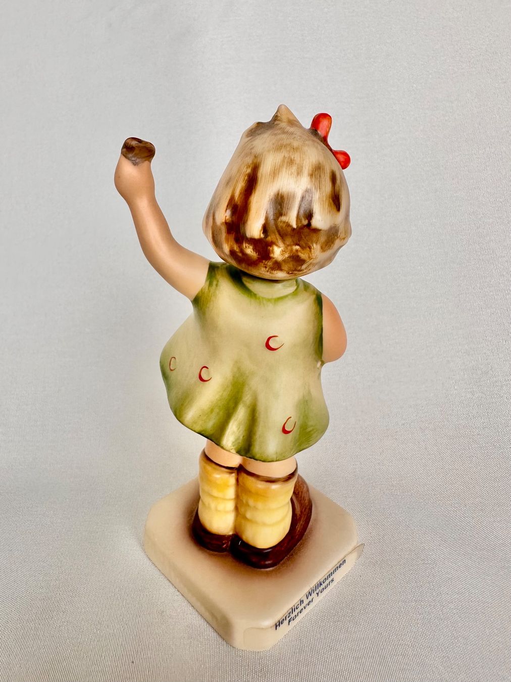 Hummel Statuette: Süsse Goebel Hummel Figur Mädchen mit Blumen – Usato da Steinen venduto da SputnikSweetheart 2