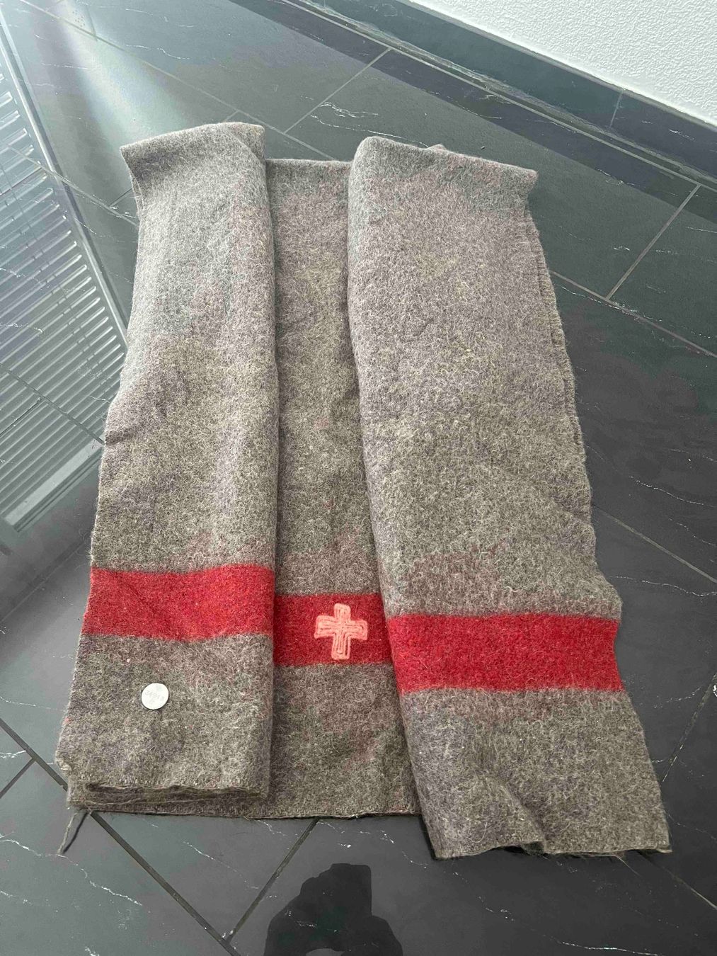 Schweizer Armee Decken: Schweizer Armee Wolldecke mit Plakette. – Gebraucht aus Biel/Bienne von docN
