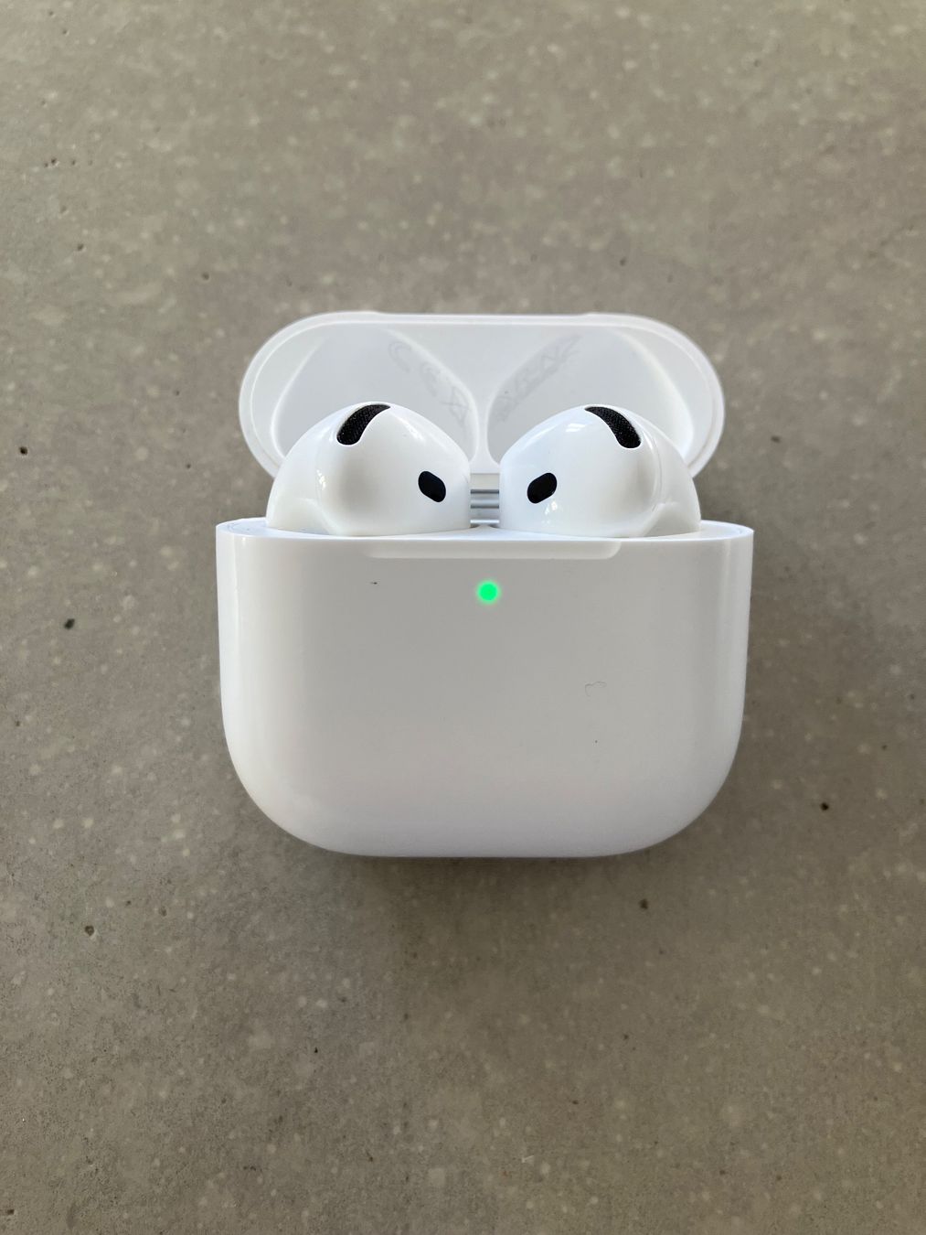 Apple Kopfhörer: APPLE Air Pods 4 – Gebraucht aus Lausanne von mr.v