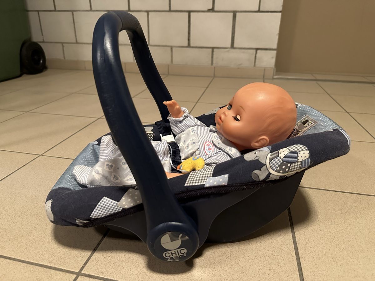 Chicco Poupées: Autositz mit Puppe  – D'occasion à steffisburg par Corinne02 1