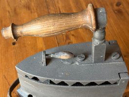 Bügeleisen Gusseisen mit Holzgriff Antik gebraucht