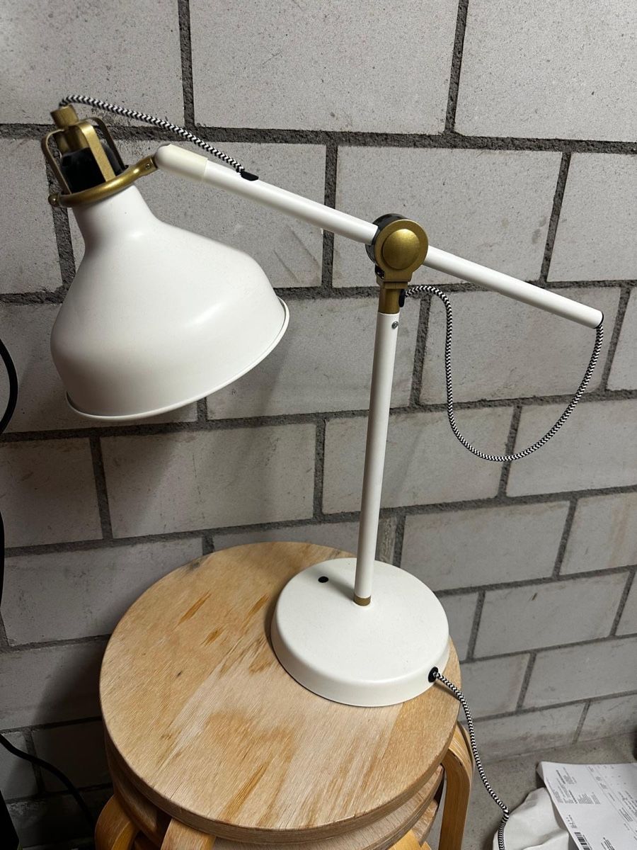 Ikea Tables: Tischlampe weiss Ikea – D'occasion à Zürich par kar_ytx2